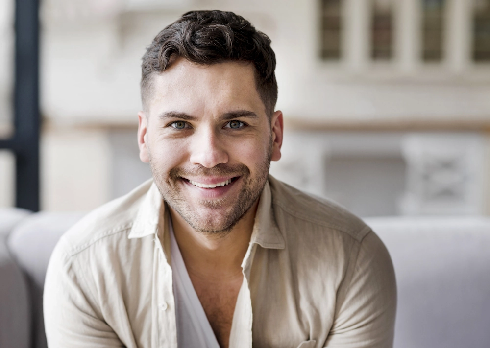 Усміхнений чоловік після обрізання крайньої плоті у клініці Врублівського